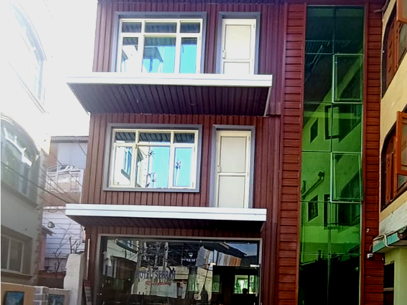 Reception of Hotel Neelkanth Retreat Srinagar with courteous staff